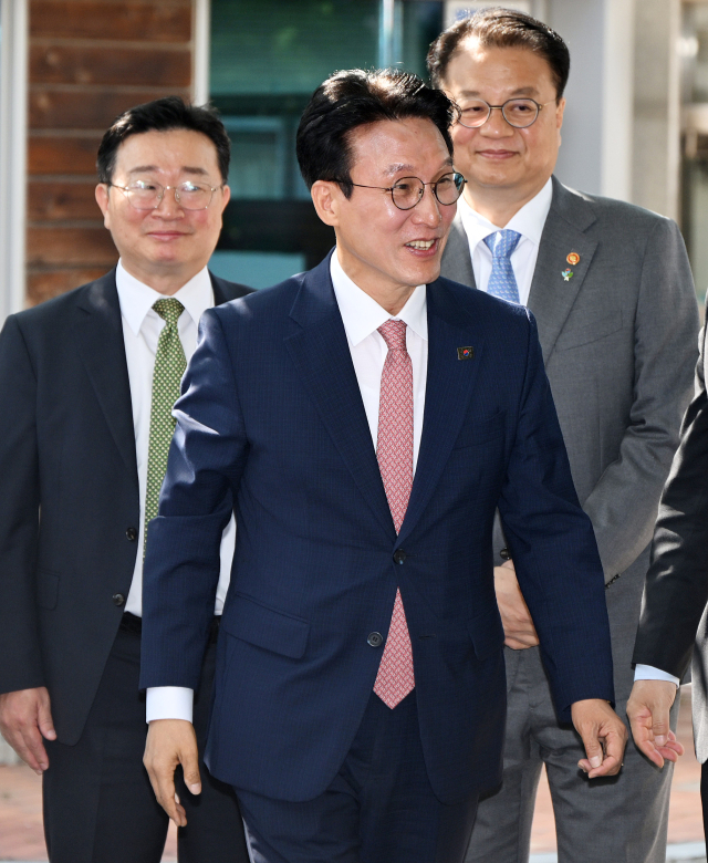 김민석 국무총리 후보자가 5일 서울 종로구 금융감독원 연수원에 마련된 인사청문회 준비 사무실로 출근하고 있다. 오승현 기자