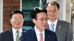 김민석 "IMF 위기보다 어려운 상황…민생 최우선, 각계 말씀 청해듣겠다"