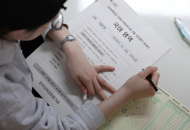 2026학년도 대학수학능력시험 전국연합학력평가(모의평가)가 실시된 4일 대구 수성구 대구여자고등학교에서 고3 수험생들이 시험 준비를 하고 있다. / 연합뉴스