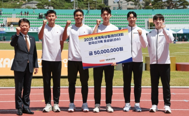 대한육상연맹이 5일 경북 예천스타디움에서 한국 남자 계주 400ｍ 대표팀을 포상하고 있다. 왼쪽부터 육현표 회장, 이준혁, 나마디 조엘진, 고승환, 이재성, 서민준. 사진 제공=대한육상연맹
