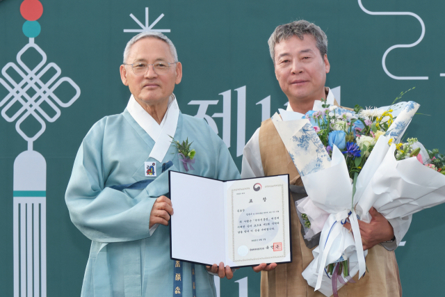 유인촌 문화체육관광부 장관이 5일 ‘제1회 국악의 날’ 기념식에서 임웅수 국악진흥회 부이사장에게 공로상을 시상하고 있다. 사진 제공=문체부