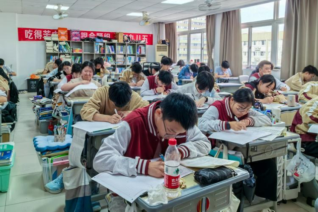 중국 저장성의 한 고등학교에서 학생들이 시험을 치르고 있다. 바이두 캡쳐