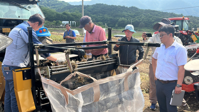 합천군은 민선 8기 공약사업인 밭 농업의 기계화 촉진에 박차를 가하고 있다. 사진은 자주형 마늘 수집기 시연 모습. 사진 제공=합천군
