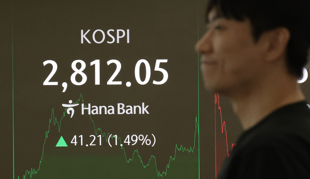 5일 서울 중구 하나은행 딜링룸 현황판에 코스피 지수 등이 표시되고 있다. 연합뉴스