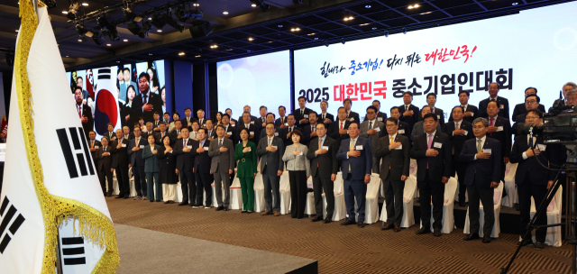 이주호 대통령 권한대행 부총리 겸 교육부 장관이 지난 달 23일 서울 영등포구 중소기업중앙회에서 열린 2025 대한민국 중소기업인대회에서 참석자들과 함께 국기에 경례하고 있다. 연합뉴스