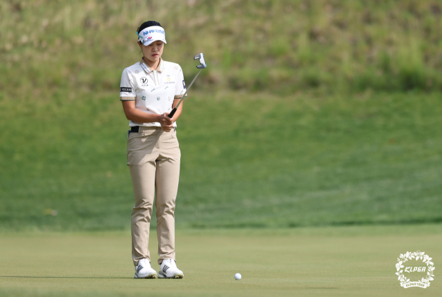그린을 읽고 있는 박민지. 사진 제공=KLPGA
