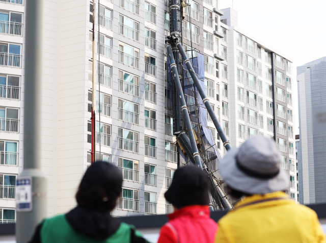 아파트에 쓰러진 70톤 건설기계…밤샘 복구작업