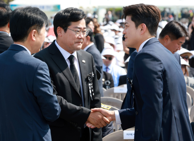 박찬대 더불어민주당 대표 권한대행과 김용태 국민의힘 비상대책위원장이 6일 동작구 국립서울현충원에서 열린 70회 추념식에 참석해 인사를 나누고 있다. 사진공동취재단