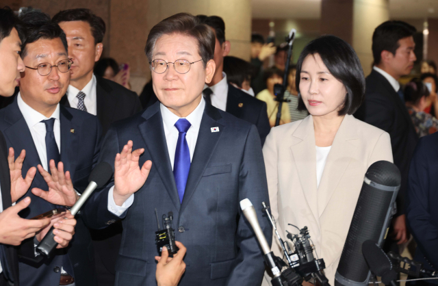 이재명 대통령과 배우자 김혜경 여사가 지난 3일 서울 여의도 국회로 향하기 위해 인천 계양구 자택을 나서고 있다. 인천=오승현 기자