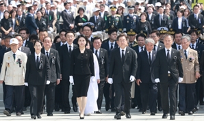 李 "국가 위한 희생에 특별하고 합당한 보상"[현충일추념사]