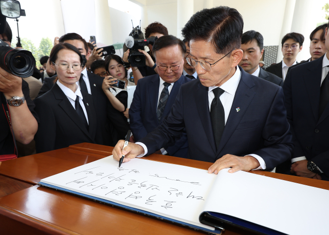 김문수 전 국민의힘 대선후보가 6일 동작구 국립서울현충원을 찾아 참배한 뒤 방명록을 작성하고 있다. 연합뉴스