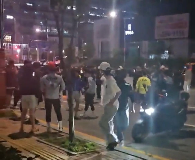 폭주족 출몰에 몰려든 구경꾼과 시민들. 연합뉴스