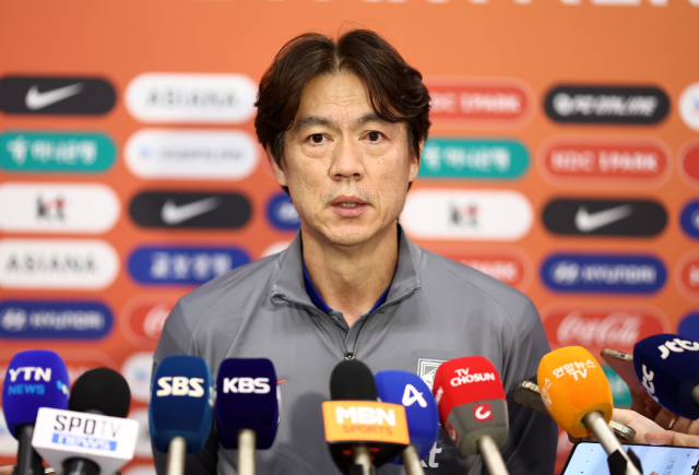 홍명보 대한민국 축구 대표팀 감독이 6일 인천국제공항을 통해 귀국해 취재진과 인터뷰를 하고 있다. 연합뉴스