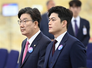 신임 대통령과 악수한 뒤 뒷짐 지더니 영부인 외면… 취임식 논란의 장면