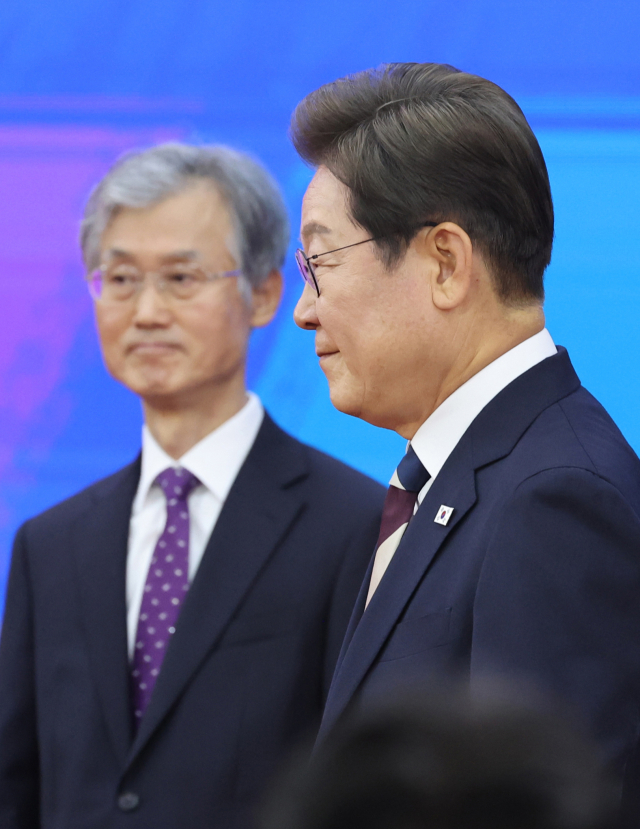 이재명 대통령이 4일 서울 여의도 국회 본청 로텐더홀에서 제21대 대통령 취임 선서를 마친 뒤 이동하고 있다. 뉴스1