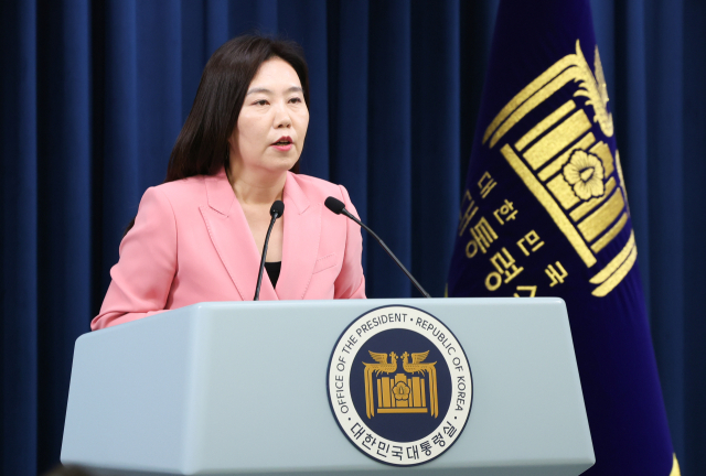 강유정 대통령실 대변인이 7일 서울 용산구 대통령실 청사에서 한미정상 통화 관련 브리핑을 하고 있다. 뉴스1