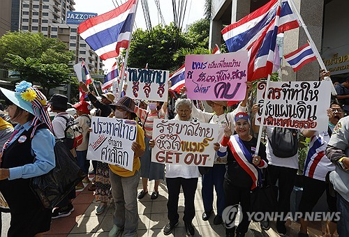 지난 6일 태국 방콕에 있는 캄보디아 대사관 앞에서 태국 민족주의 단체들이 국경에서 벌어진 갈등에 대해 캄보디아에 항의하고 있다. EPA=연합뉴스