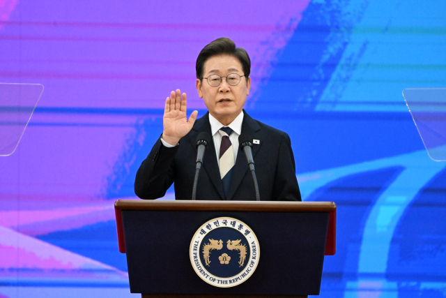 이재명 대통령이 4일 서울 여의도 국회에서 열린 제21대 대통령 취임선서식에서 취임 선서를 하고 있다. 오승현 기자