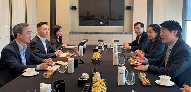 임문영(왼쪽 첫번째) 전 더불어민주당 선대위 디지털특별위원회 위원장이 지난달 26일 서울 종로구 포시즌스 호텔에서 제이슨 권(오른쪽 첫번째) 오픈AI 최고전략책임자(CSO) 등 오픈AI 주요 경영진과 간담회를 진행하고 있다. 사진제공=더불어민주당