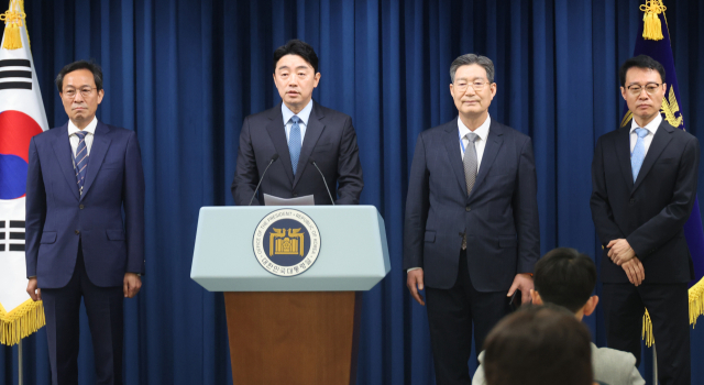 강훈식(왼쪽 두번째) 대통령 비서실장이 8일 용산 대통령실에서 정무,홍보,민정 수석 인선을 발표하고 있다. 우상호(왼쪽부터) 정무수석, 강 비서실장, 오광수 민정수석, 이규연 홍보소통수석. 연합뉴스