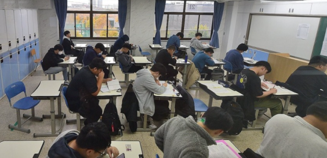 2025학년도 대학수학능력시험(수능)이 실시된 지난해 11월 14일 오전 인천 동구 동산고등학교에서 수험생들이 시험 시작을 기다리고 있다. 사진공동취재단