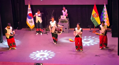 한국·볼리비아 수교 60주년을 맞아 한국 문화 공연단 ‘대한사람’이 6일(현지 시간) 볼리비아의 수도 라파스 에스파시오 쿠우 극장에서 공연을 선보이고 있다. 사진 제공=주볼리비아 한국대사관