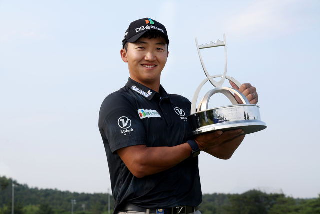 우승 트로피 들고 포즈 취하는 김홍택. 사진 제공=KPGA