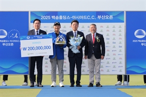 KPGA ‘이도류’ 김홍택, 시즌 첫 우승[포토]
