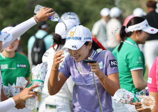 우승 뒤 동료 선수들의 축하 물세례를 받고 있는 이가영. 사진 제공=KLPGA