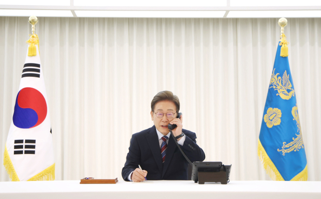 이재명 대통령이 6일 서울 한남동 관저에서 도널드 트럼프 미국 대통령과 전화 통화를 하기 위해 수화기를 들고 있다. 연합뉴스