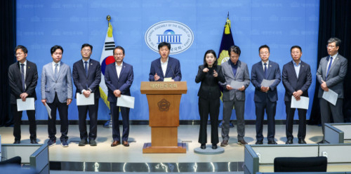 더불어민주당 의원들이 5일 국회에서 상법개정안 재추진 관련 기자회견을 하고 있다. 뉴스1