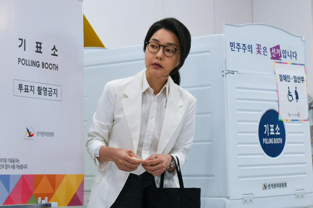 윤석열 전 대통령 배우자인 김건희 여사가 제21대 대통령 선거일인 3일 서울 서초구 원명초등학교에 마련된 서초4동제3투표소에서 기표를 마치고 기표소에서 나오고 있다. 공동취재단
