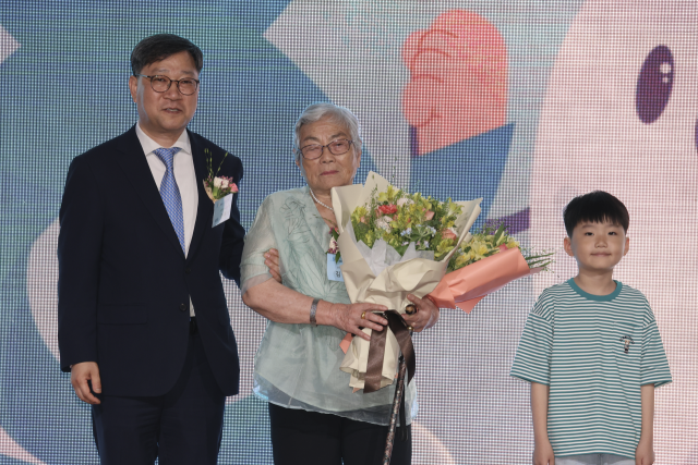 ‘건치 어르신’으로 선정된 102세 김임식(가운데) 씨가 9일 서울 중구 명동포스트타워에서 열린 제80회 구강보건의 날 기념식에서 기념 촬영을 하고 있다. 김 씨는 현재까지도 치아 22개를 온전하게 유지하고 있다. 사진 제공=대한치과의사협회