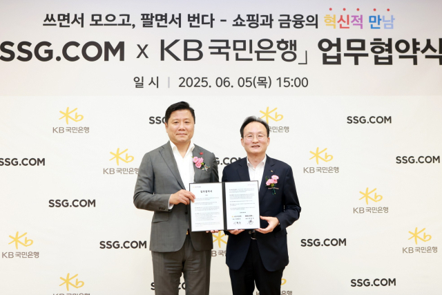 최훈학(왼쪾) SSG닷컴 대표이사와 이환주 KB국민은행장이 5일 서울 영등포구 SSG닷컴 사옥에서 SSG닷컴-KB국민은행 업무 협약식에서 기념촬영을 하고 있다. 사진 제공=KB국민은행