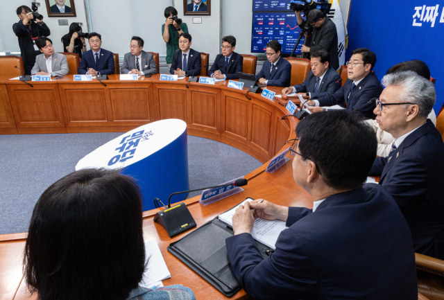 박찬대 더불어민주당 대표 직무대행 겸 원내대표가 9일 오전 서울 여의도 국회에서 열린 최고위원회의에서 발언을 하고 있다. 뉴스1