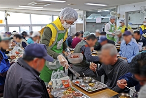 “혼밥하는 노인, 더 우울하다”…저소득층일수록 건강까지 취약
