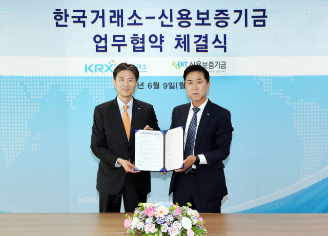민경욱(왼쪽) 한국거래소 코스닥 시장 본부장과 이주영 신용보증기금 전무가 9일 업무협약을 체결한 다음 기념 촬영을 하고 있다. 사진 제공=한국거래소