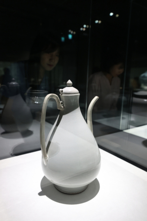 9일 서울 용산구 국립중앙박물관에서 관계자가 용산 개관 20주년 기념 특별전 ‘새 나라 새 미술: 조선 전기 미술 대전’의 백자 코너를 살펴보고 있다. 연합뉴스