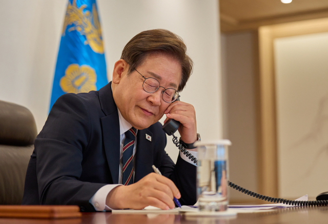 이재명 대통령이 9일 서울 용산 대통령실에서 이시바 시게루 일본 총리와 전화 통화를 하고 있다. 연합뉴스