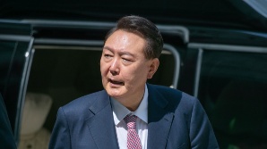붉은 넥타이만 고집하던 尹, 오늘은 '푸른색 점무늬' 착용…무슨 의미?