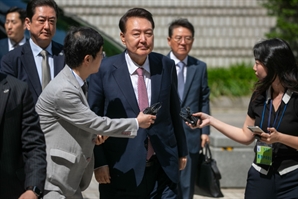 “도끼로 문 부수고 들어가라…지시는 尹”… 내란 재판에 재차 나온 군 간부 증언