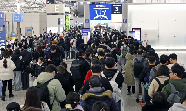 설 명절 연휴를 앞둔 23일 인천국제공항 제1여객터미널에서 출국 하려는 승객들이 붐비고 있다. 인천국제공항공사에 따르면 이번 설 연휴 특별 교통대책 기간인 오는 24일부터 내달 2일까지 10일간 총 214만1000여 명, 일평균 기준 21만4000여 명의 여객이 인천공항을 이용할 전망이다. 권욱 기자