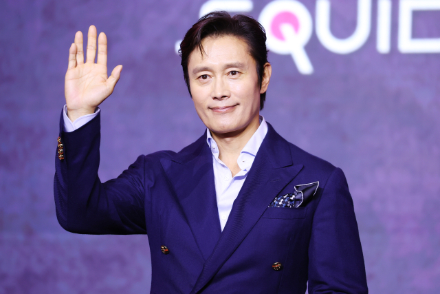배우 이병헌이 9일 서울 용산구 드래곤시티호텔에서 열린 넷플릭스 글로벌 흥행작 ‘오징어게임’ 시즌3 제작 발표회에서 포즈를 취하고 있다. 연합뉴스