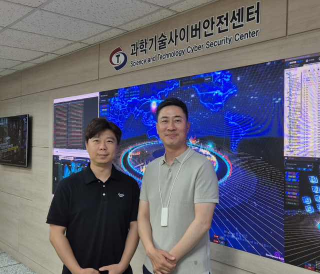 송중석(오른쪽) 한국과학기술정보연구원(KISTI) 네트워크미래기술연구본부장과 이준 과학기술보안연구센터장. 김윤수 기자