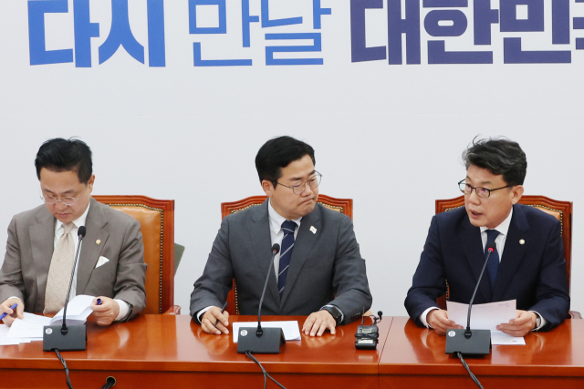 진성준 더불어민주당 정책위의장(오른쪽)이 10일 서울 여의도 국회에서 열린 원내대책회의에서 발언하고 있다.연합뉴스