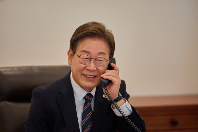 이재명 대통령이 9일 서울 용산 대통령실에서 이시바 시게루 일본 총리와 전화 통화를 하고 있다. 연합뉴스