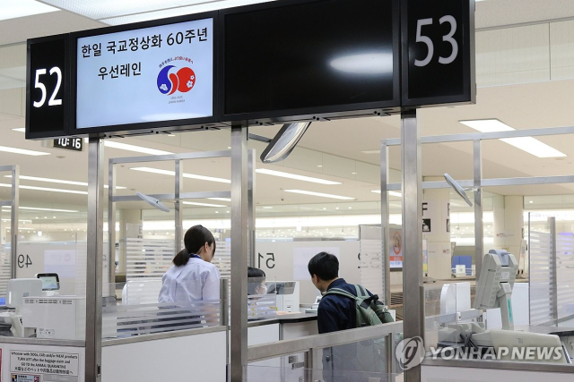 한국과 일본 정부가 국교정상화 60주년을 맞아 6월 한 달간 상대 국민 전용 입국 심사대를 운영하기로 한 가운데 제도 첫날인 지난 1일 도쿄 하네다공항에서 한국 관광객이 한국인 우선 레인을 통해 입국 절차를 밟고 있다. 연합뉴스