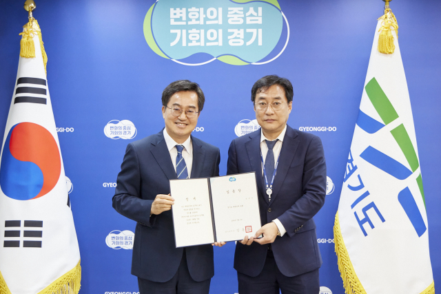 김동연 경기도지사가 2일 도청에서 강민석 신임 경기도대변인에게 임명장을 수여하고 있다. 사진 제공 = 경기도