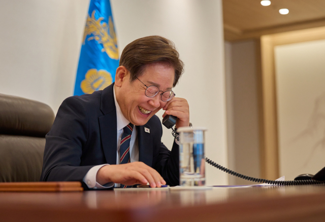 이재명 대통령이 지난 9일 서울 용산 대통령실에서 이시바 시게루 일본 총리와 전화 통화를 하고 있다. 연합뉴스