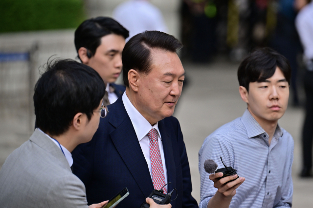윤석열 전 대통령이 9일 서울 서초구 서울중앙지방법원에서 열린 내란 우두머리 혐의·직권남용 권리행사 방해 혐의 사건 6차 공판에 출석한 뒤 법정을 나서고 있다. 사진공동취재단